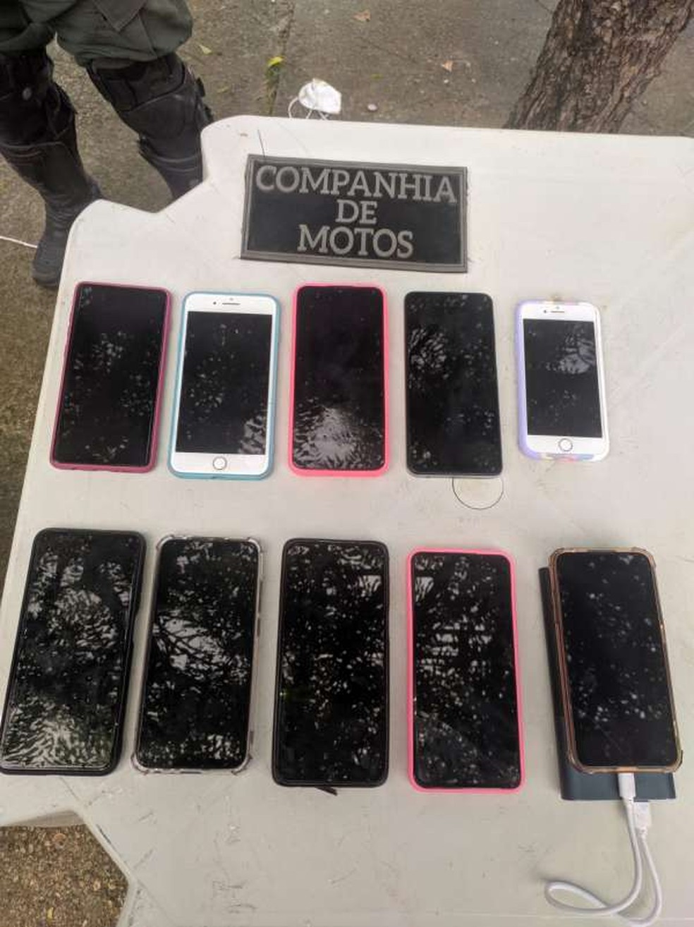 Os dez aparelhos foram recuperados e levados para a Delegacia Metropolitana de Maracanaú — Foto: PMCE