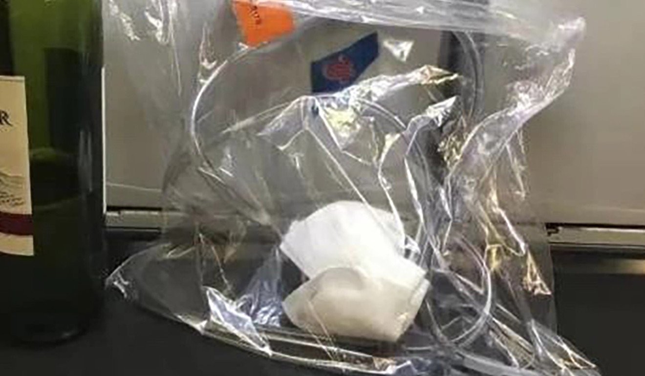 Objetos utilizados pelos médicos para salvar paciente. Dentre eles estavam canudo e fita adesiva (Foto: Reprodução Southern Airlines)