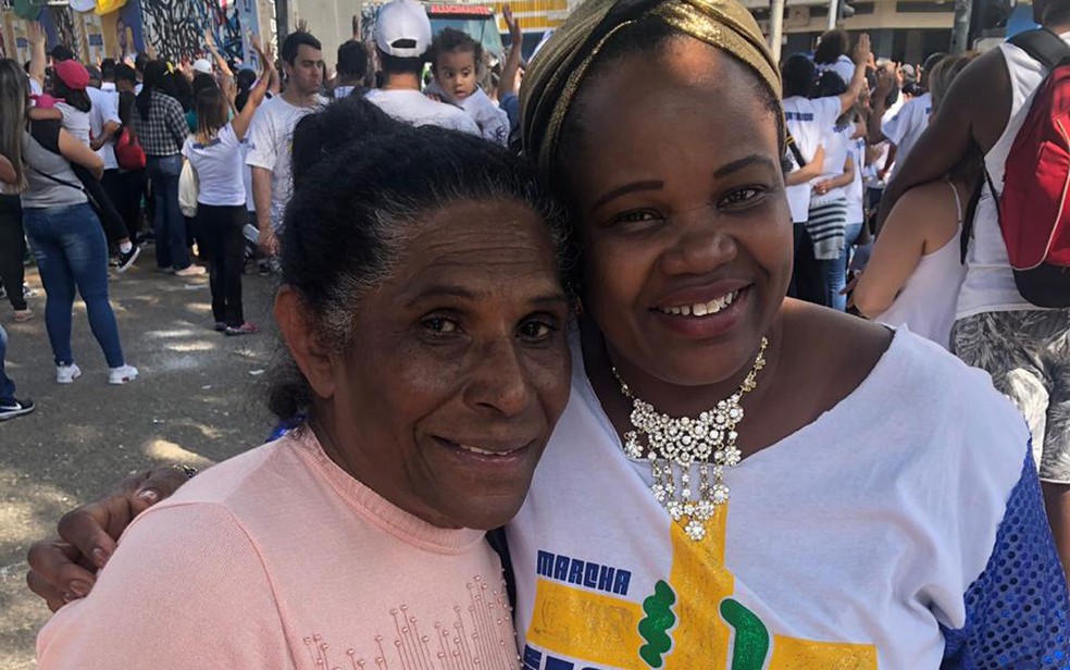 Rita de Cassia, de 52 anos, com sua amiga Celina na Marcha Para Jesus — Foto: Patricia Figueiredo/G1