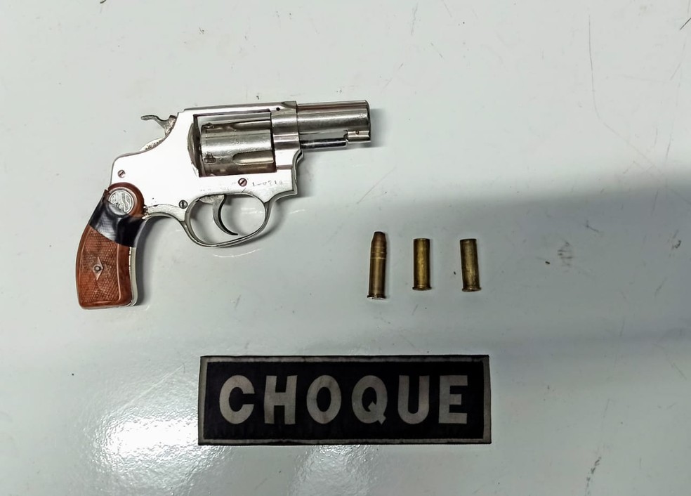 Polícia apreendeu arma com suspeitos em MS — Foto: Policia Militar/Divulgação