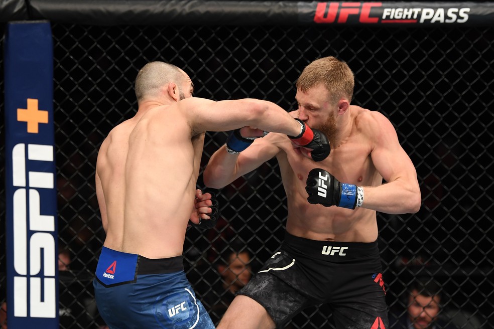 Jared Gordon acerta golpe em sua vitória sobre Dan Moret no UFC Minneapolis — Foto: Getty Images