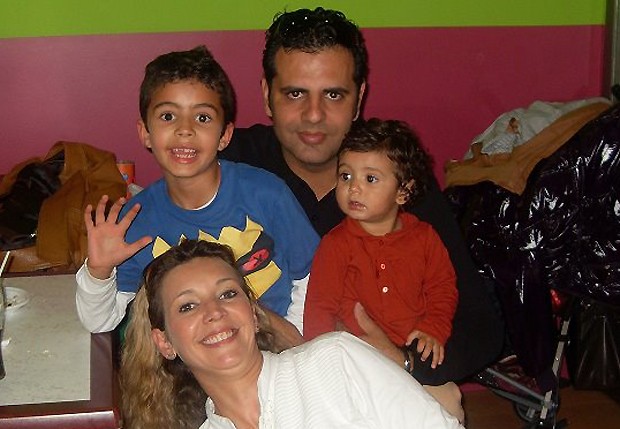 Tarciana Mafra, ex-participante do BBB2, ao lado do marido, José Carlos, e dos filhos, Hector e Amaia, em foto de 2012 (Foto: Arquivo Pessoal)