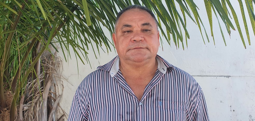 Operador de máquinas passou a noite em frente a agência do INSS em Rio Branco para conseguir atendimento — Foto: Andryo Amaral/Rede Amazônica
