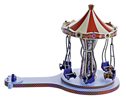 Conhecido por alguns como chapéu mexicano, este balanço voador gira manualmente, por meio de uma manivela. Tem luzes coloridas que se acendem ao redor do brinquedo. Da Sunny Brinquedos, R$ 499,99. (Foto: Guto Seixas)