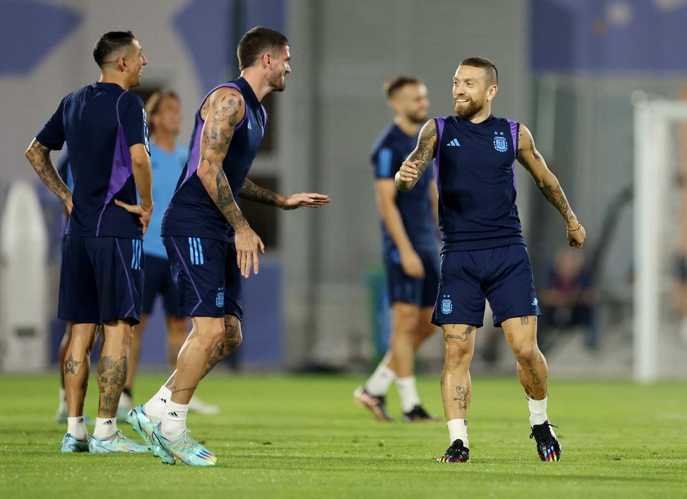 Papu Gómez brinca com De Paul em treino da Argentina — Foto: Reuters