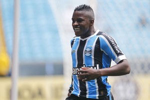Depois de muita espera, Yuri Mamute chega para assinar com Náutico