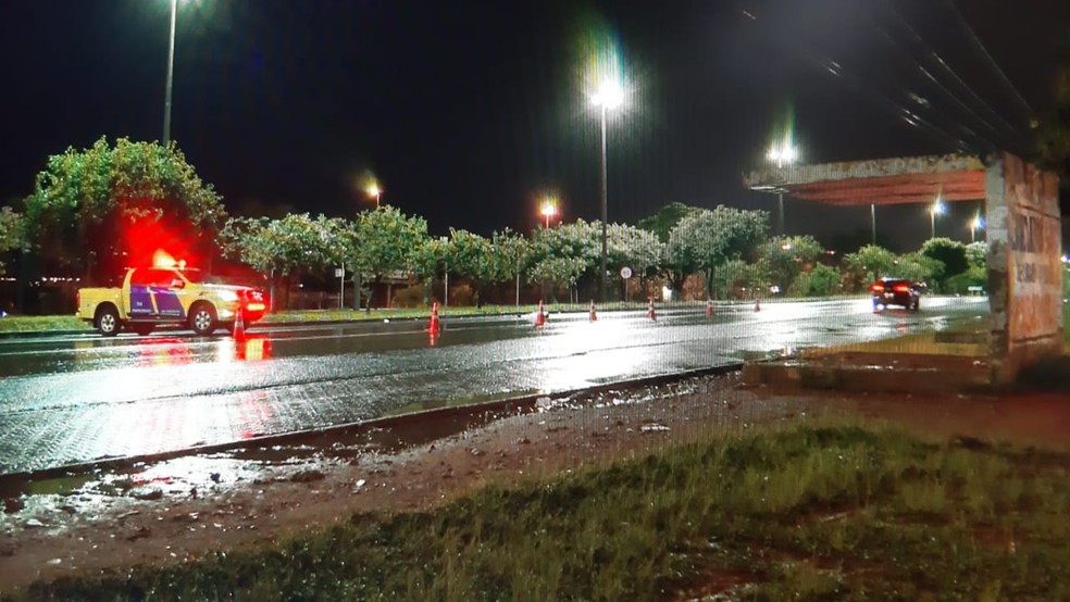 Trecho da EPNB onde homem de aproximadamente 35 anos, sem documentos, foi atropelado na madrugada de domingo (28) no DF — Foto: TV Globo/ Reprodução