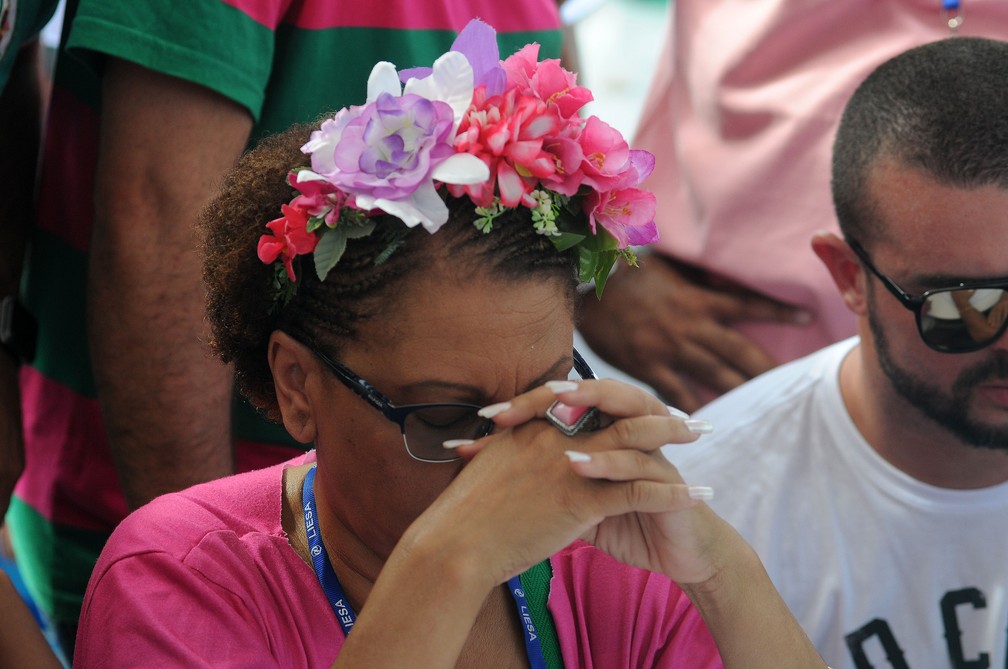 Integrante da Mangueira apreensiva com a apuração (Foto: Alexandre Durão/G1)