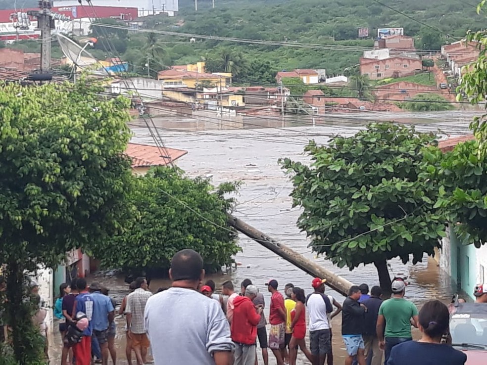 Nvel do rio Camuxinga continua subindo em Santana do Ipanema e derruba postes ? Foto: Jos Eraldo da Silva/Arquivo Pessoal