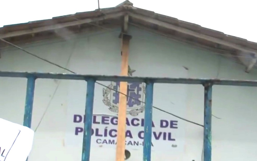 Parede da frente da delegacia de Camacan Ã© sustentada por um pedaÃ§o de madeira (Foto: ReproduÃ§Ã£o/TV Santa Cruz)