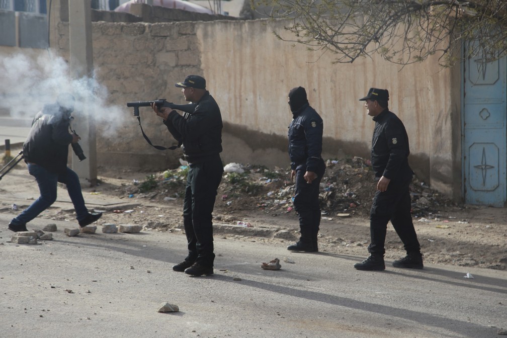 ManifestaÃ§Ãµes apÃ³s morte de jornalista terminam em confronto na TunÃ­sia â€” Foto: Hatem Salhi/AFP