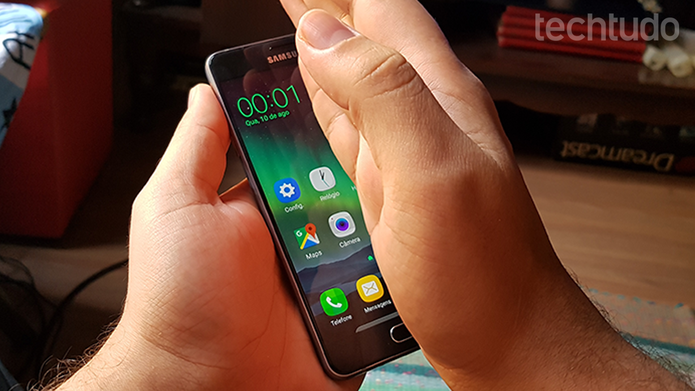 Deslizando a parte lateral da mão sobre a tela é um jeito da Samsung para realizar captura de tela (Foto: Filipe Garret/TechTudo)