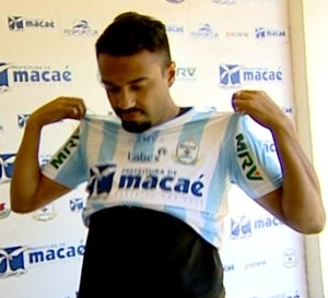 Renato Santos assina com o Macaé e é apresentado de forma oficial no clube