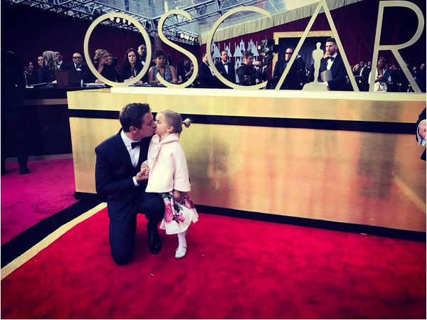 O ator Jeremy Renner com a filha de três anos (Foto: Instagram)
