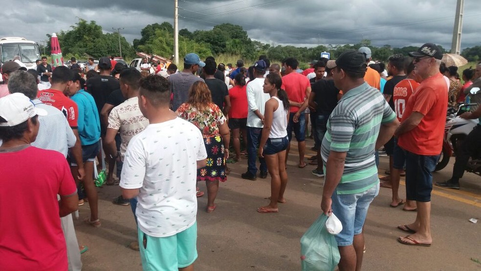 Representantes da prefeitura foram ao local, conversaram com moradores e rodovia foi aberta (Foto: Divulgação/PRF-AC)