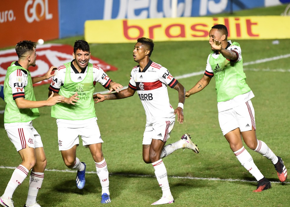 Bruno Henrique comemora gol decisivo — Foto: André Durão