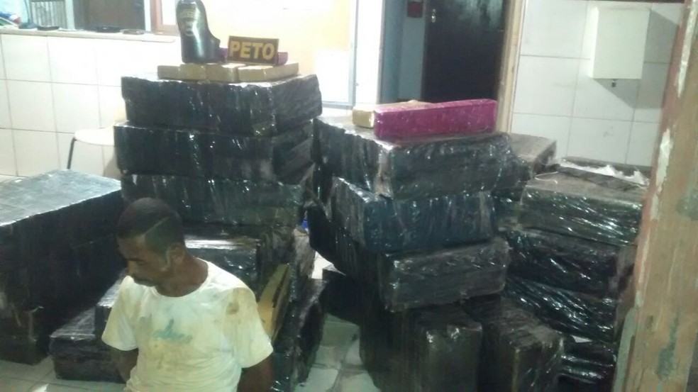 Homem foi preso com uma tonelada de maconha na Bahia (Foto: SSP/ Divulgação)