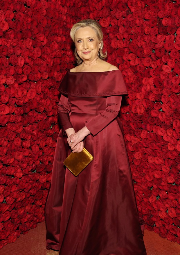 NEW YORK, NEW YORK - MAY 02: (Exclusive Coverage) Hillary Clinton attends The 2022 Met Gala Celebrating "In America: An Anthology of Fashion" at The Metropolitan Museum of Art on May 02, 2022 in New York City. (Photo by Cindy Ord/MG22/Getty Images for The (Foto: Getty Images for The Met Museum/)