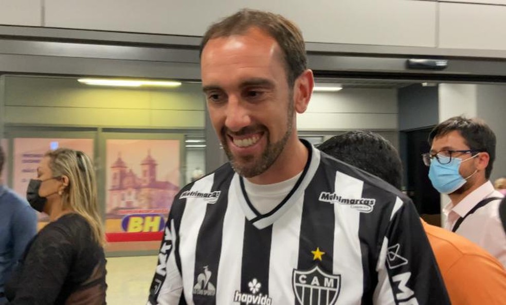 Diego God&Atilde;&shy;n chega a Belo Horizonte para se apresentar ao Atl&Atilde;&copy;tico-MG &acirc; Foto: Laura Rezende