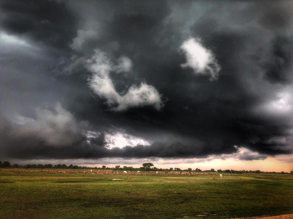 Nuvens de chuva que antecedeu arco-íris, no Pantanal de MS. — Foto: Joair Diego Ovando/Foto