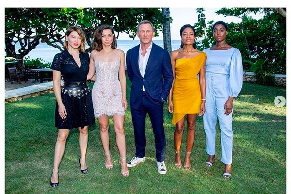 A atriz Lashana Lynch com Daniel Craig e colegas de elenco do próximo James Bond (Foto: Instagram)