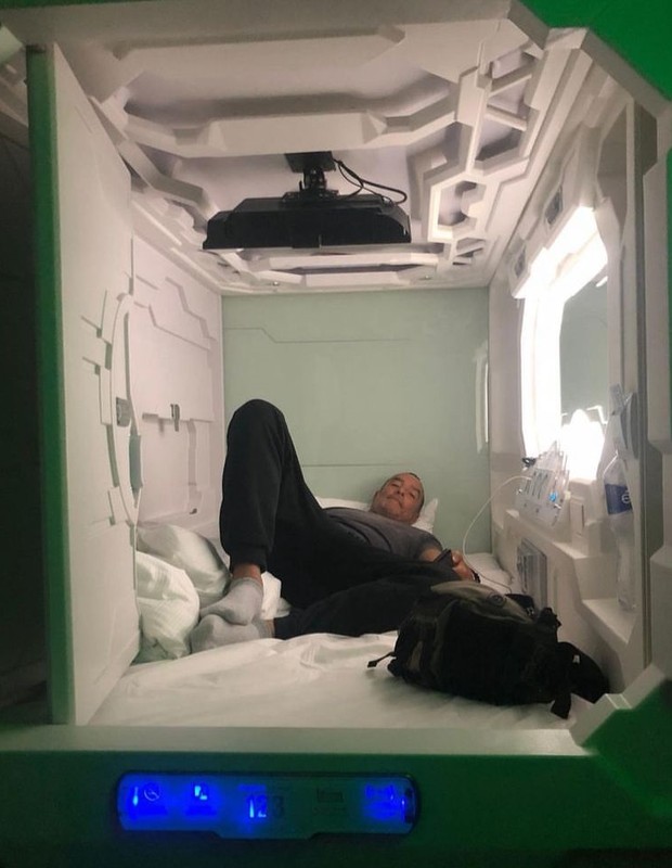 Paulo Zulu dormindo em uma cápsula (Foto: Reprodução/ Instagram)