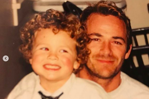 O ator Luke Perry em uma foto antiga com o filho mais velho, Jack (Foto: Instagram)