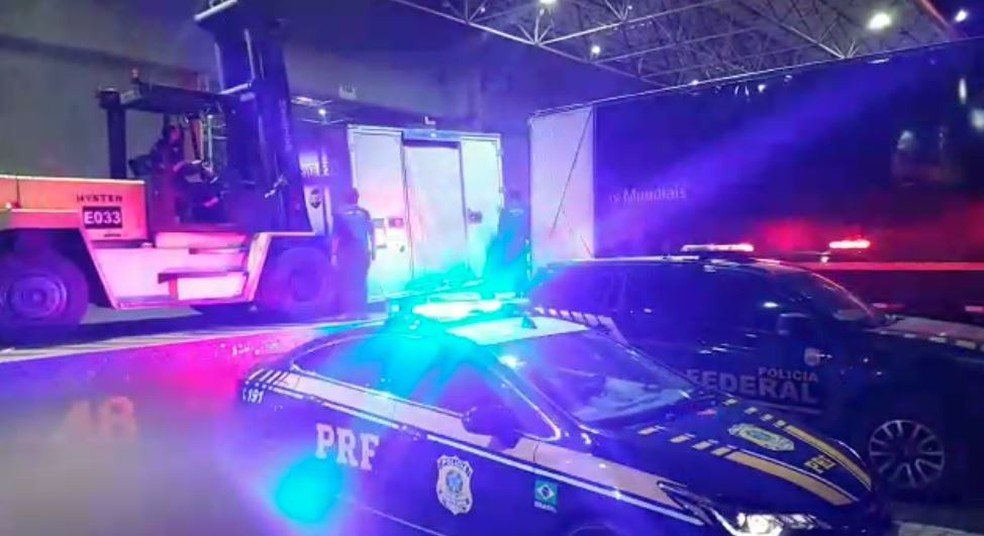 Equipes da Polícia Federal e da Polícia Rodoviária Federal escoltam caminhão com doses de Viracopos ao centro de distribuição em Guarulhos (SP) — Foto: Polícia Federal