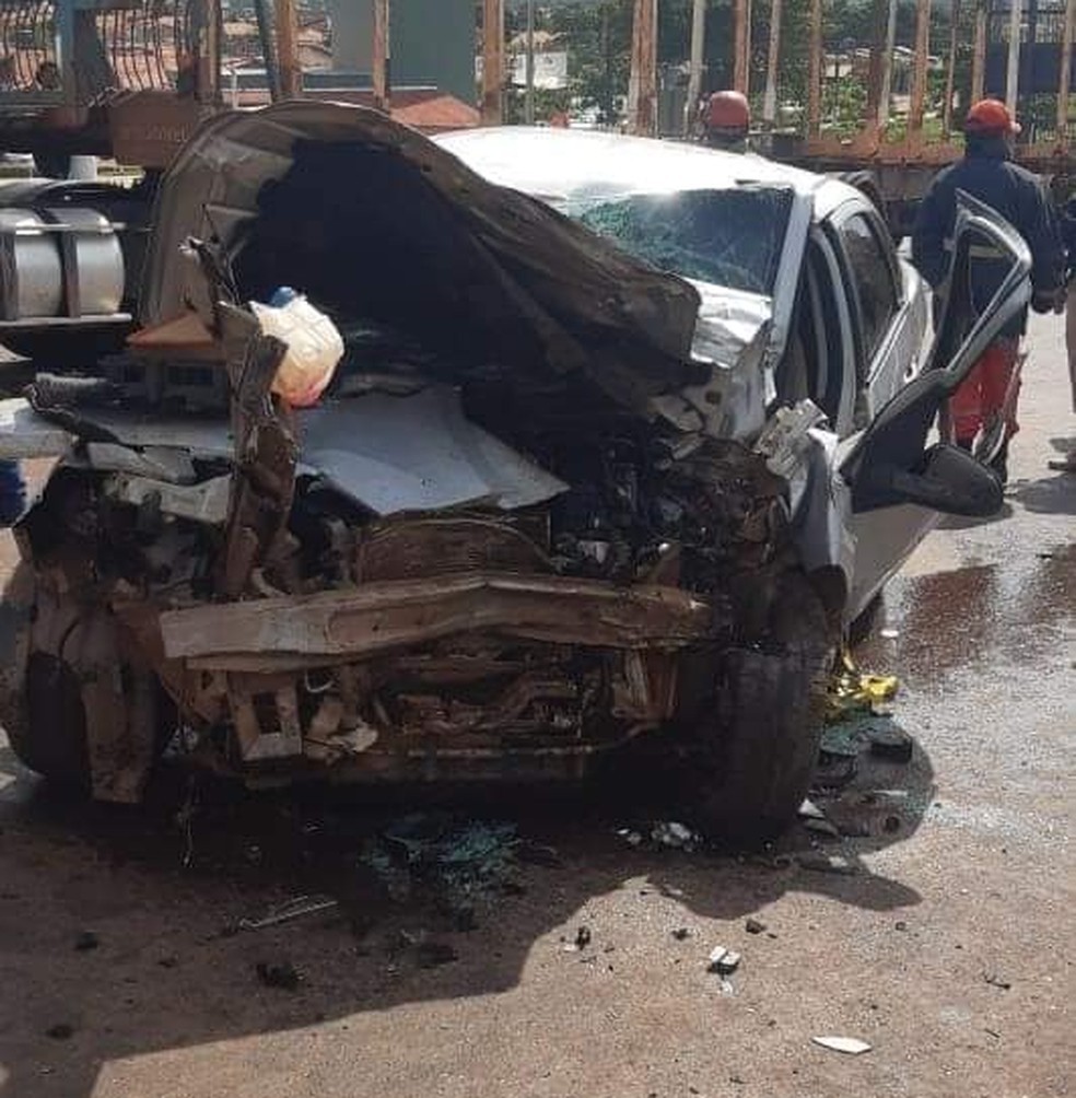 Carro ficou destruído após o acidente, em frente a UPA de Açailândia — Foto: Redes Sociais