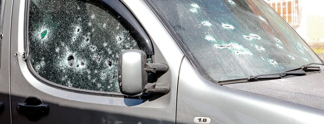 Disparos atingiram várias partes do carro — Foto: Bruno Itan