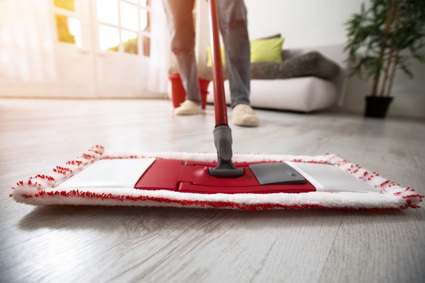 Mopping and cleaning room close up (Foto: Getty Images/iStockphoto)