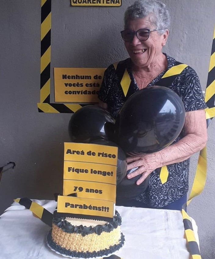 Avó ganha festa temática de quarentena no aniversário por conta do coronavírus (Foto: Reprodução )