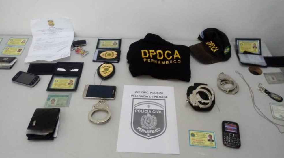 Objetos falsificados foram apreendidos pela Polícia Civil de Pernambuco — Foto: Polícia Civil/Divulgação