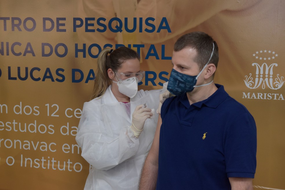 Médico Luciano Marini foi o primeiro a receber a vacina em Porto Alegre  — Foto: Bruno Todeschini/PUCRS