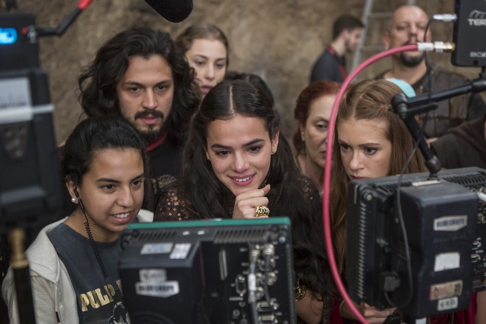 Bruna Marquezine se diverte assistindo às cenas que acabou de gravar (Foto: Artur Meninea/Gshow)