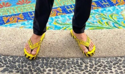 Detalhe dos chinelos de Tom Cavalcante, da Off-White  (Foto: Reprodução / Instagram )