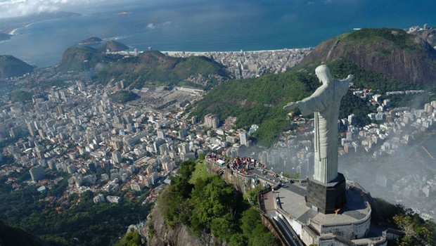 Cidade do Rio de Janeiro vista do alto, com destaque para estátua do Cristo Redentor (Foto: Reprodução/Facebook)