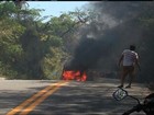 Van de transporte coletivo pega fogo em Juazeiro e assusta passageiros
