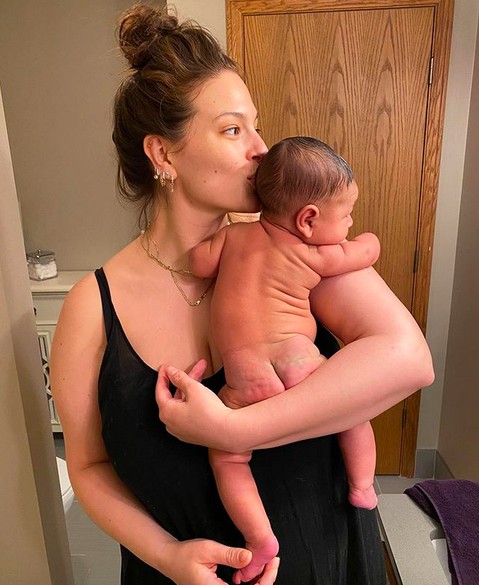 A modelo Ashley Graham com o filho, Isaac (Foto: Instagram)