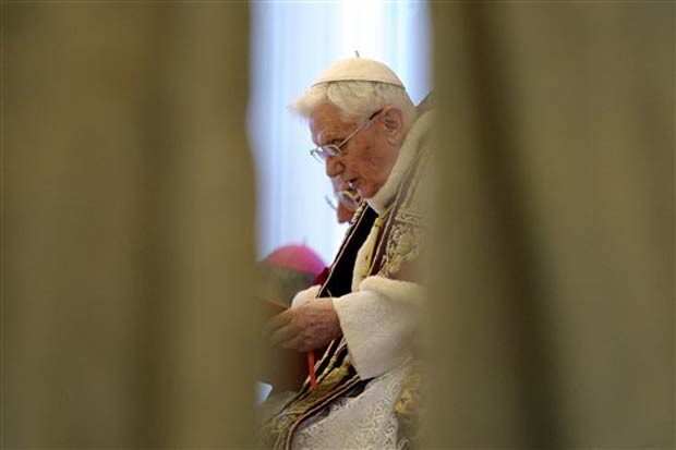 O Papa Bento XVI lê nesta segunda-feira (11) o anúncio de sua renúncia, durante reunião de cardeais no Vaticano. A imagem foi divulgada pelo jornal ' L'Osservatore Romano', do Vaticano (Foto: AP)
