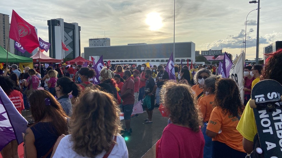 Mulheres se reúnem em frente ao Museu da República, em Brasília, antes de sair em caminhada até o Congresso Nacional — Foto: Iana Caramori/g1