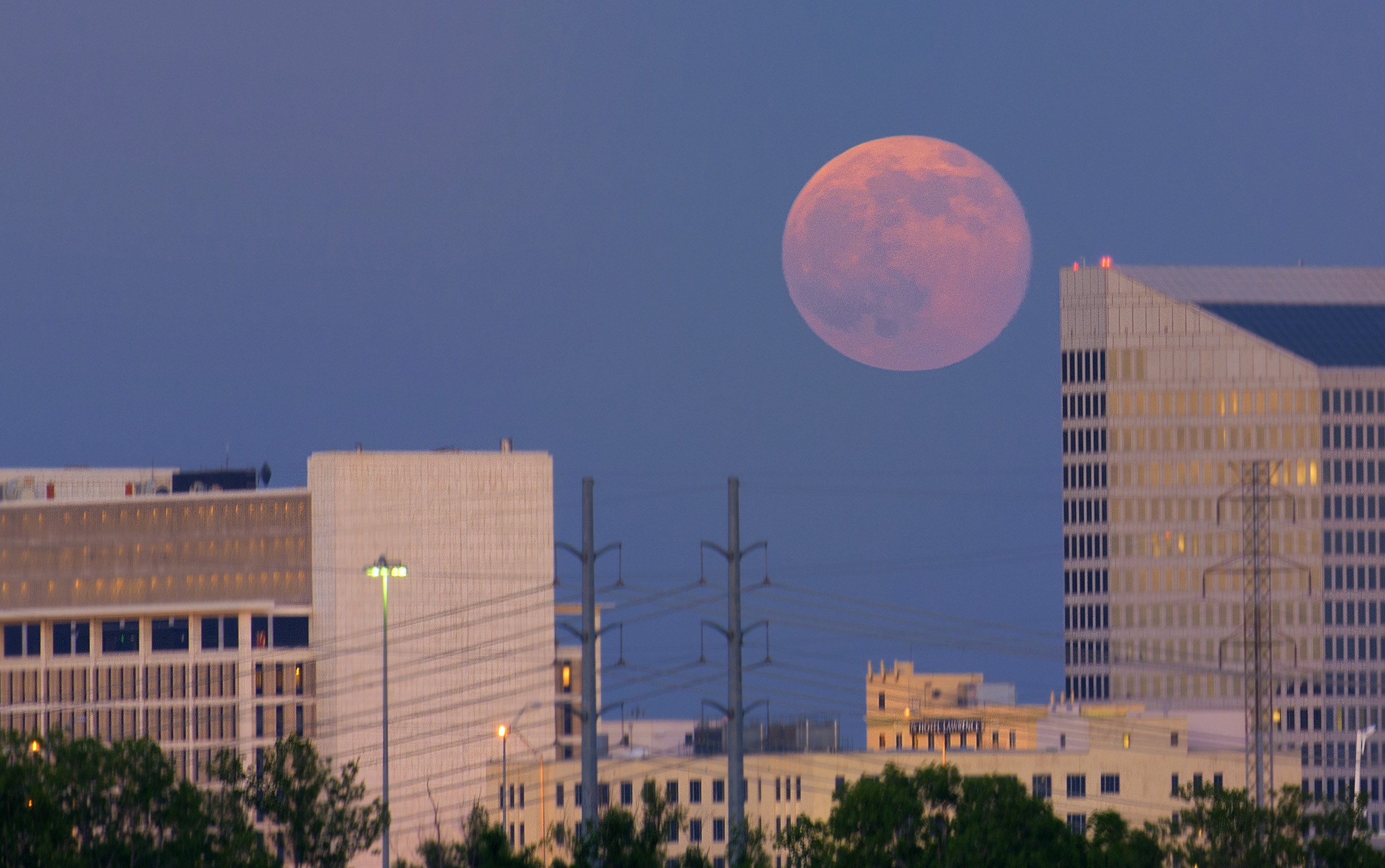 Lua poderá ser vista em tamanho ampliado por volta das 18h, perto da linha do horizonte (Foto: Joe/flickr/creative commons)