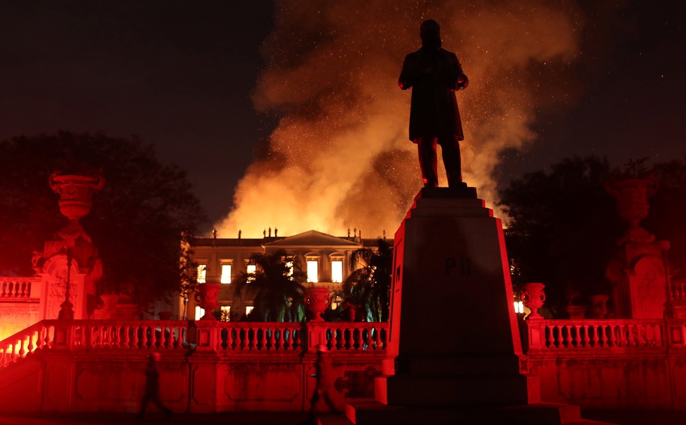 O incêndio, na noite de ontem (2/9), no palácio que já foi residência da família real brasileira e abriga o Museu Nacional, instituição científica mais antiga do Brasil (Foto: Reuters/Ricardo Moraes)