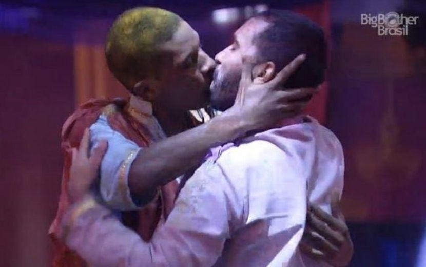 Lucas e Gilberto trocaram beijo em festa do BBB21 (Foto: TV Globo)