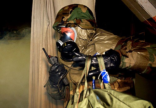 Sargento da Força Aérea dos EUA, Martin Barr, evacua após ter sido atingido por um ataque químico simulado durante exercício da Força Polar 05-3 na Base Aérea de Elmendorf, Alasca, em 4 de abril de 2005 (Foto: U.S. Air Force photo by Tech. Sgt. Adrian Cadiz)