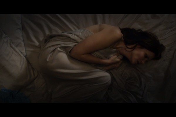 A atriz sueca Frida Farrell em cena de Apartament 407, escrito por ela e inspirado na experiência dela como vítima de tráfico sexual (Foto: Reprodução)