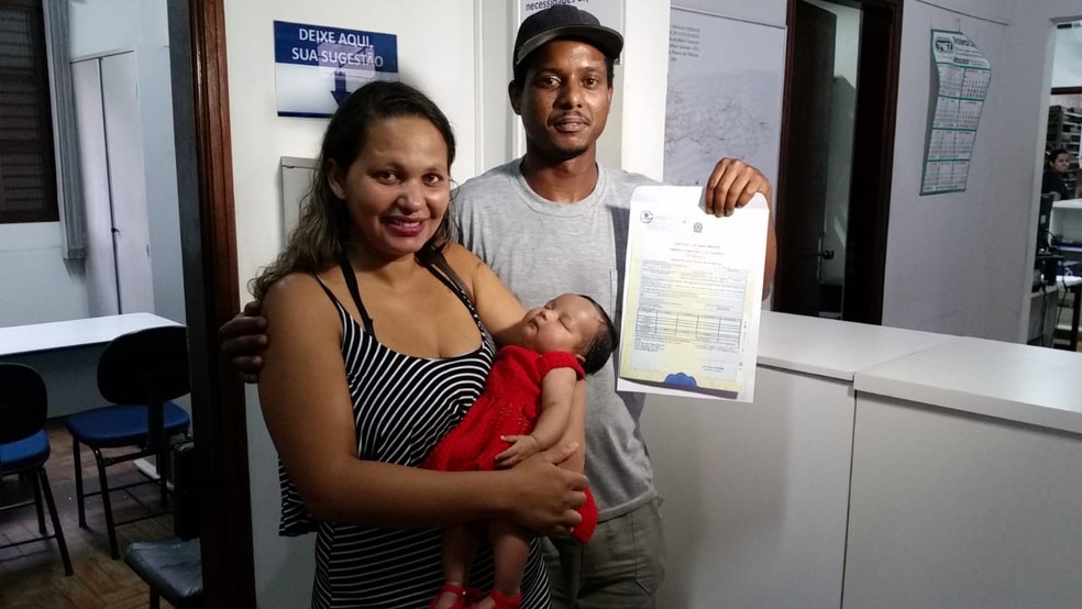Após quase 40 dias, decisão judicial permitiu que Emberly Emanuelly fosse registrada pelos pais. — Foto: Paulo Barbosa/G1