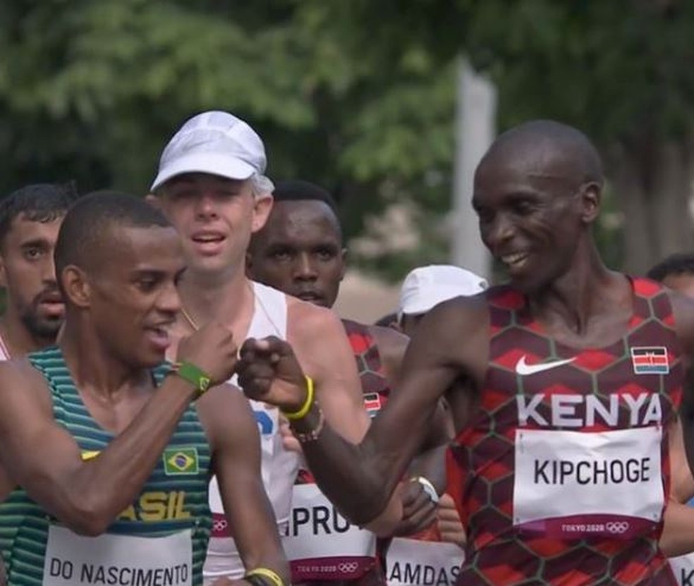 Daniel Nascimento e queniano Kipchoge na maratona das Olimpíadas de Tóquio 2020 — Foto: Reprodução/Instagram