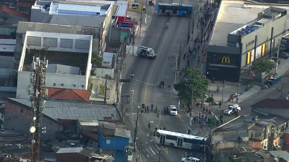 Avenida Belmira Marin totalmente bloqueada por conta da tentativa de assalto  — Foto: Reprodução/TV Globo