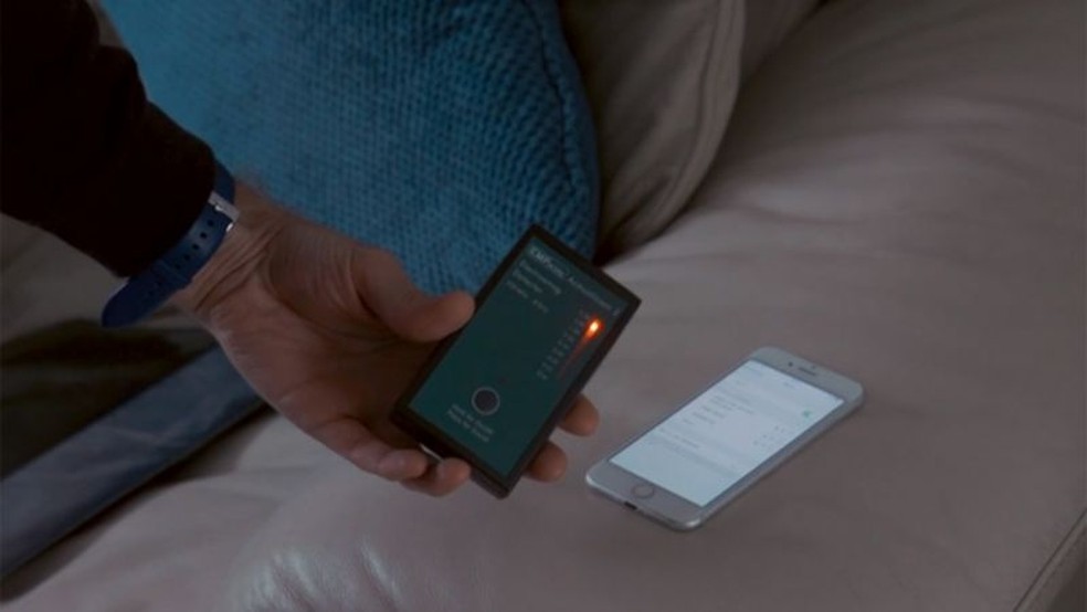 A prova: o medidor registra níveis altos de radiação perto do celular de Dean conectado ao Wi-Fi e Bluetooth — Foto: BBC